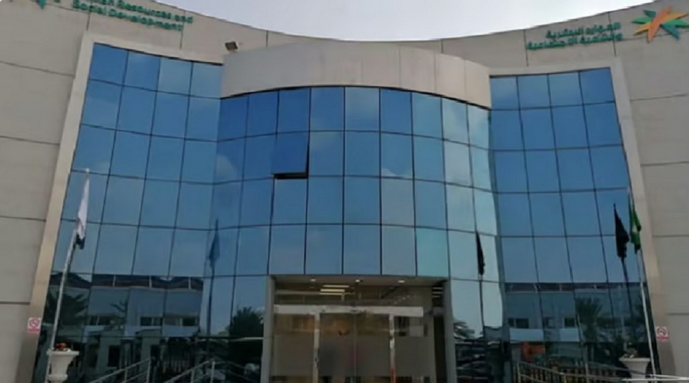 كيف تتصرفون إذا رفضت جهة العمل إجازتكم المرضية؟ الموارد البشرية تُجيب