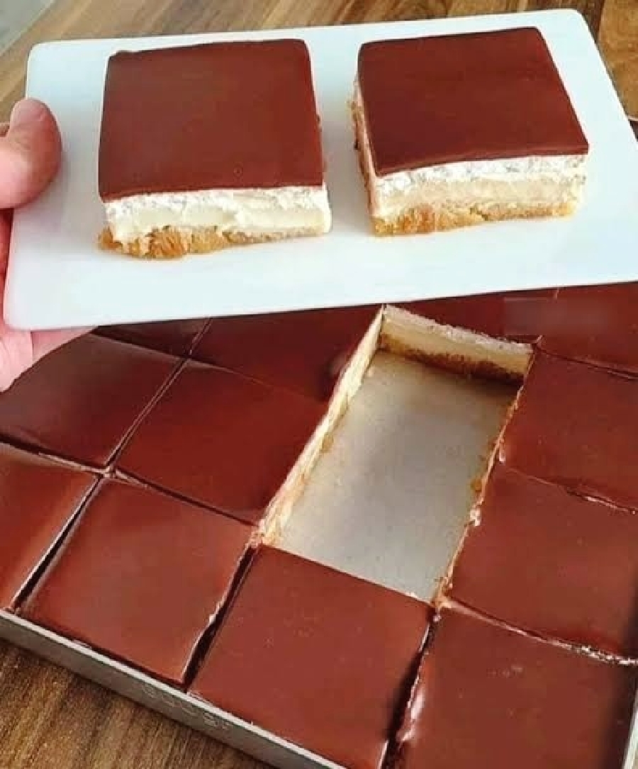 كيكة زبادي بدون دقيق بشوكولاته والكريمة