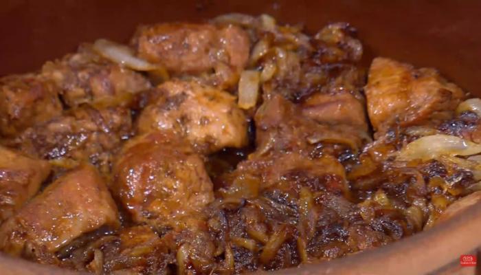 مكونات طاجن لحم بالبصل المحمر