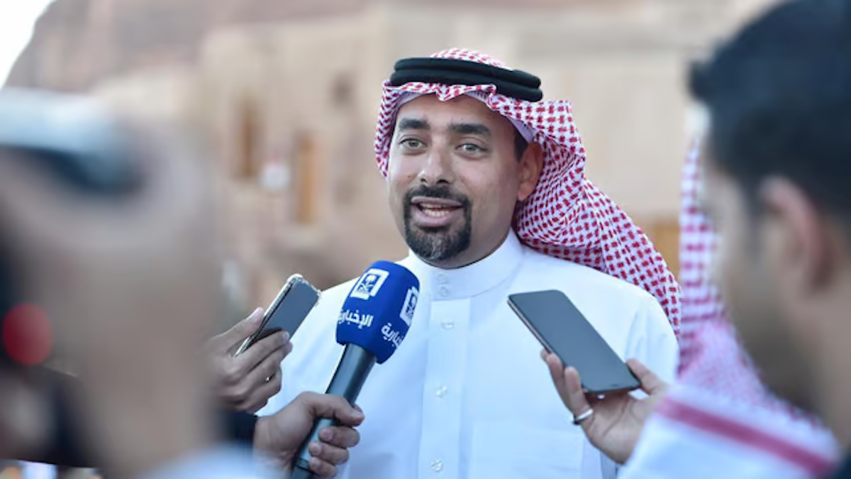 من هو عمرو بن صالح المدني الذي تم إيقافه لتورطه بجرائم استغلال النفوذ وغسل الأموال ؟
