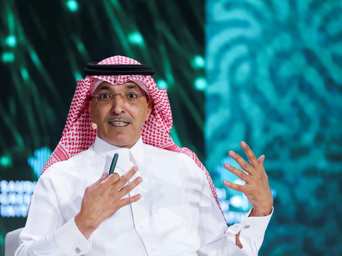 وزير المالية السعودي يحسم الجدل ويجيب: هل سيتم فرض ضريبة الدخل على الأفراد؟