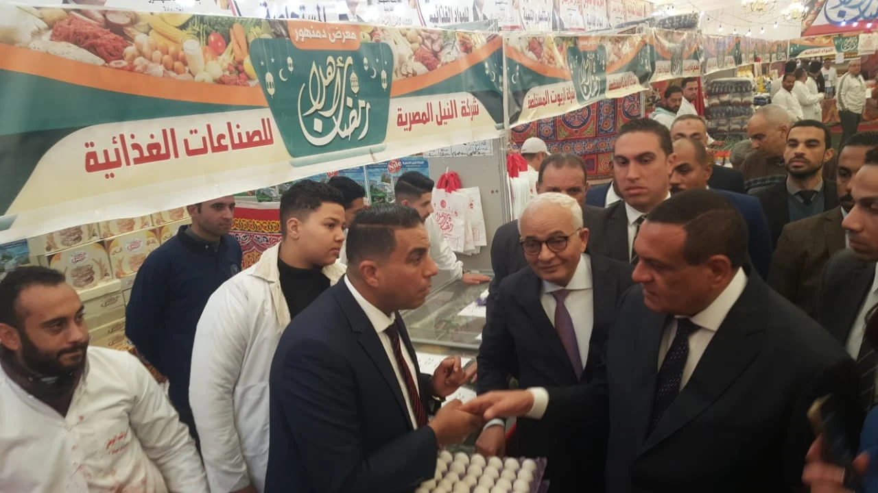112864 وزيرا التنمية المحلية والتعليم يتفقدان معرض أهلا رمضان