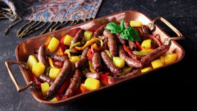 81428 طريقة عمل صينية البطاطس بالسجق 3