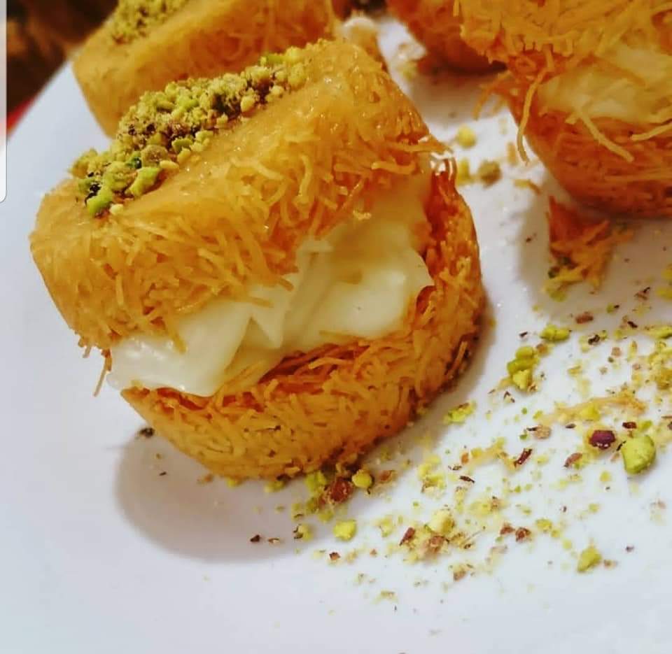 كب كيك الكنافة بحشوة الجبن
