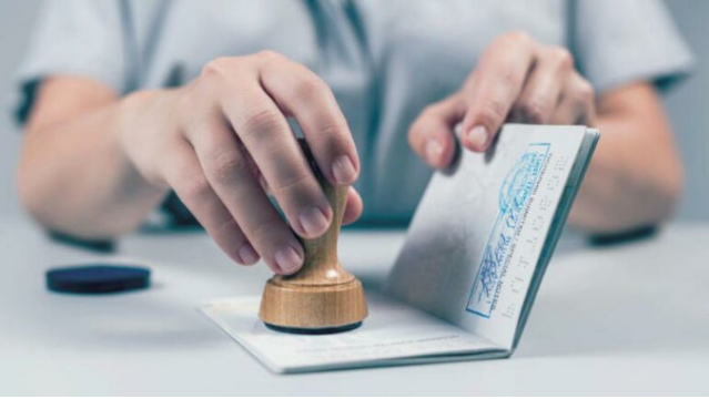 الخارجية السعودية تُعلن شروطًا جديدة لتأشيرات الزيارة للمقيمين