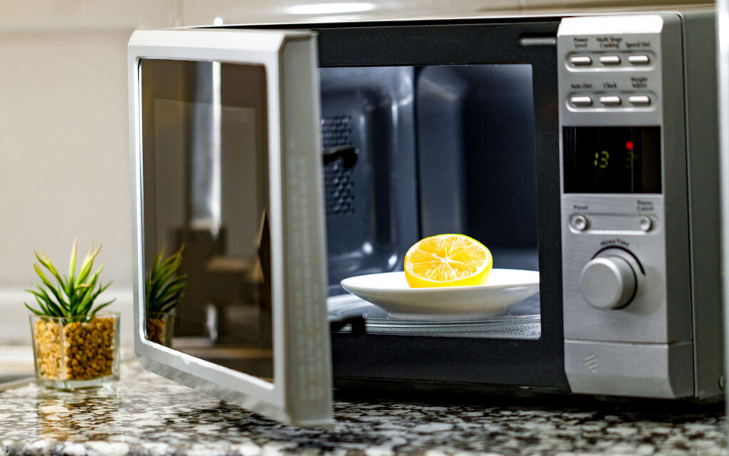 Ways to clean the microwave and eliminate its bad smell 2 AR14092023 1024x640 1