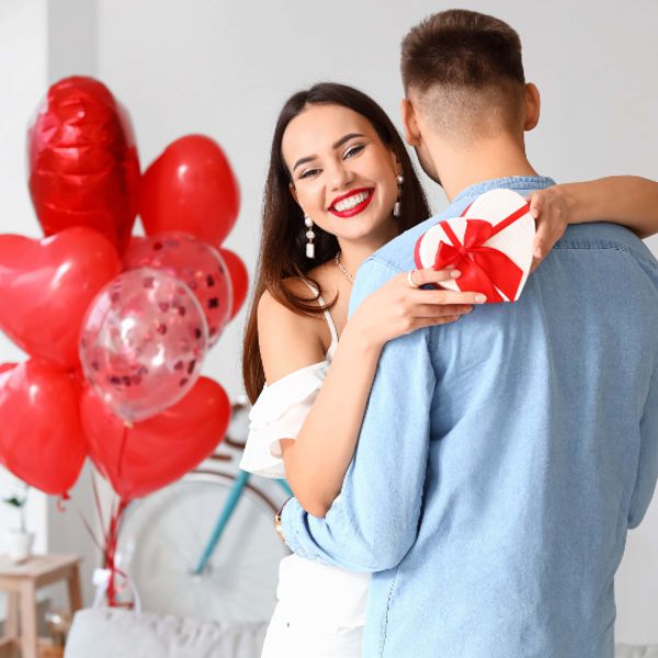 chto podarit parnyu na den svyatogo valentina