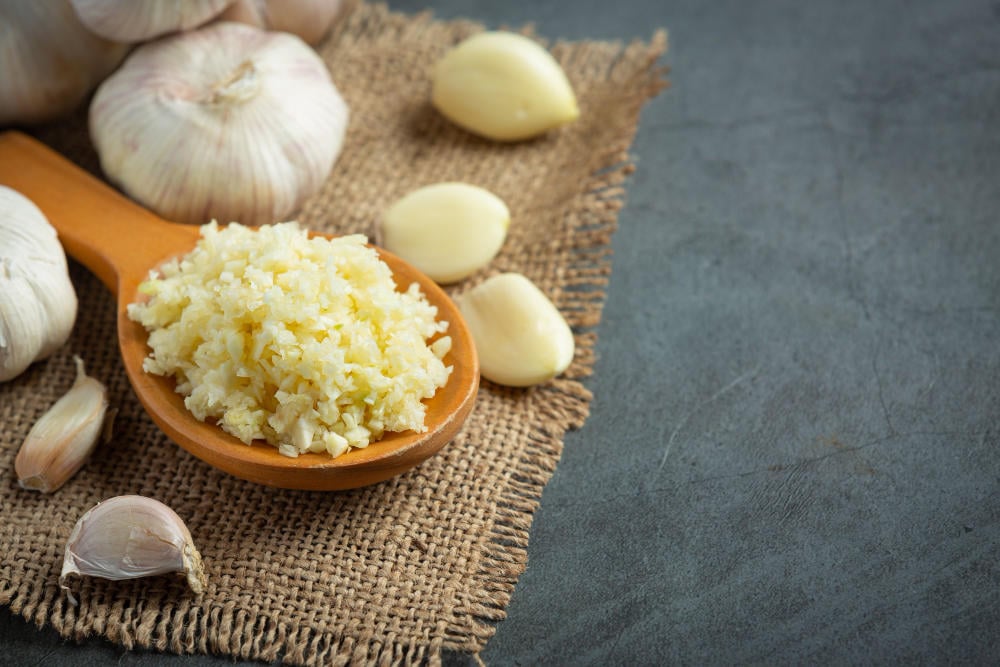 fresh raw garlic ready cook 0