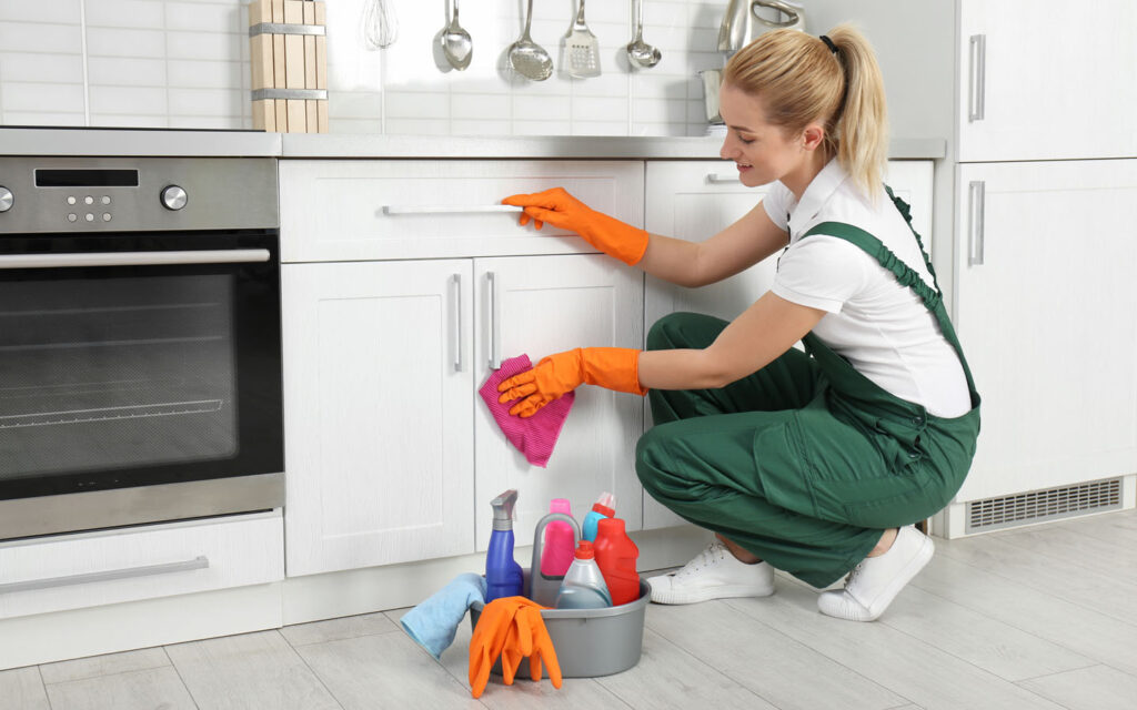 how to clean kitchen cabinets Body 1 14 2 23 ar 1024x640 1