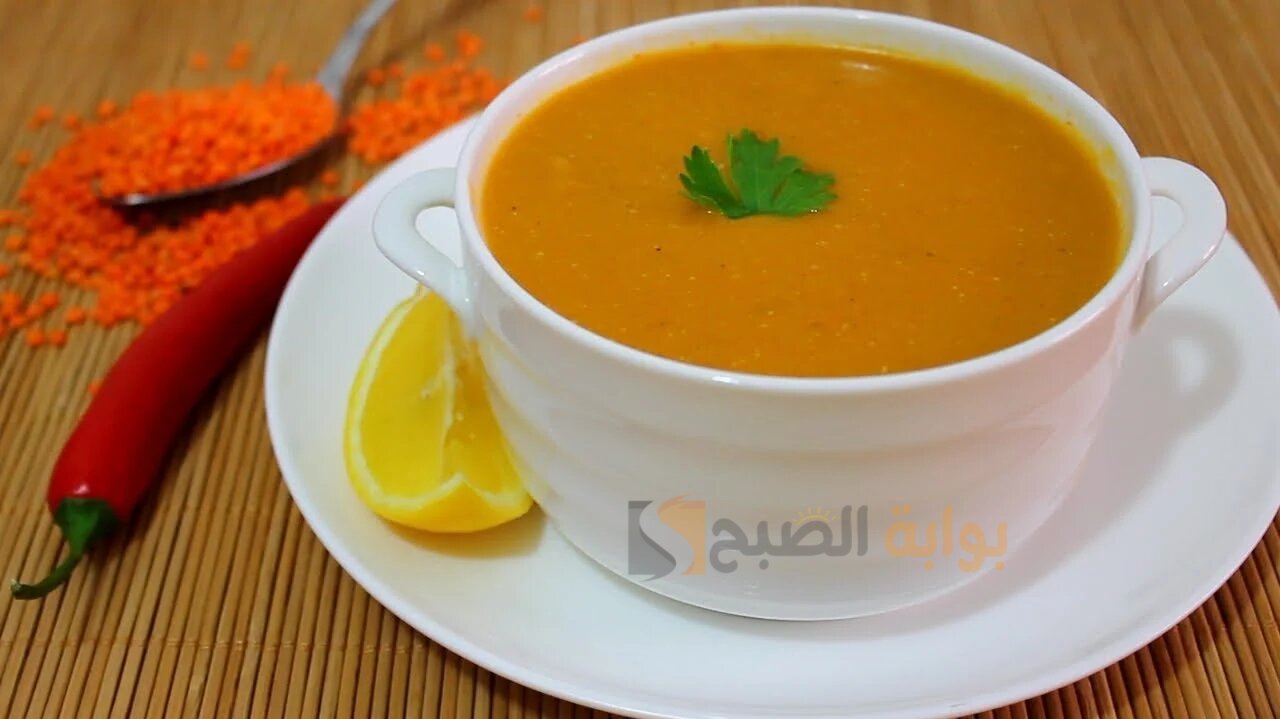 شوربة العدس الأصفر بالتوابل السرية والعيش المحمص في المنزل