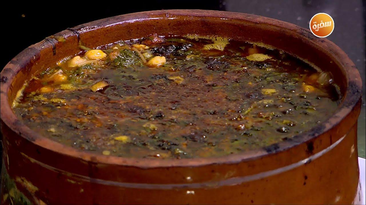 السبانخ بالصلصة واللحمة المفرومة