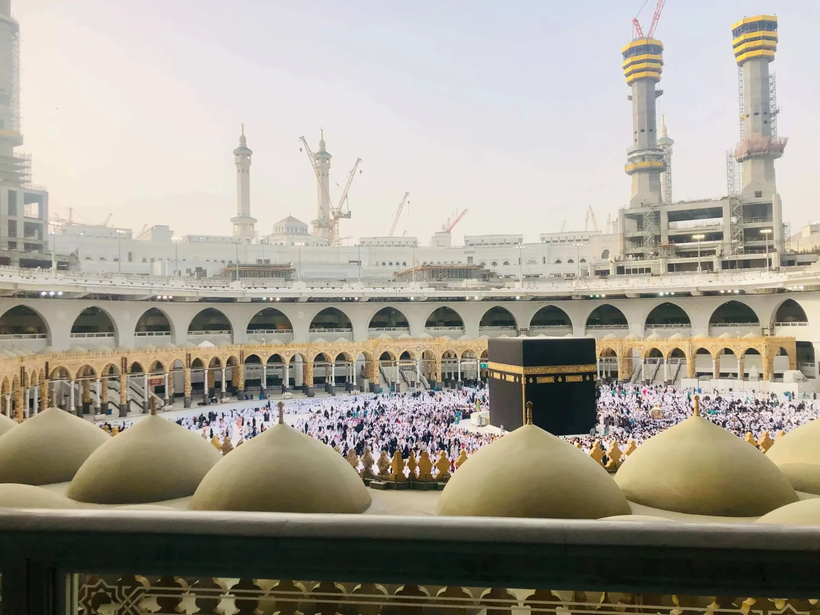 "ولي العهد" يكشف حقيقة ارتفاع رسوم الحج والعمرة.. هل تغطي السعودية تكاليف الزيارة الأولى؟