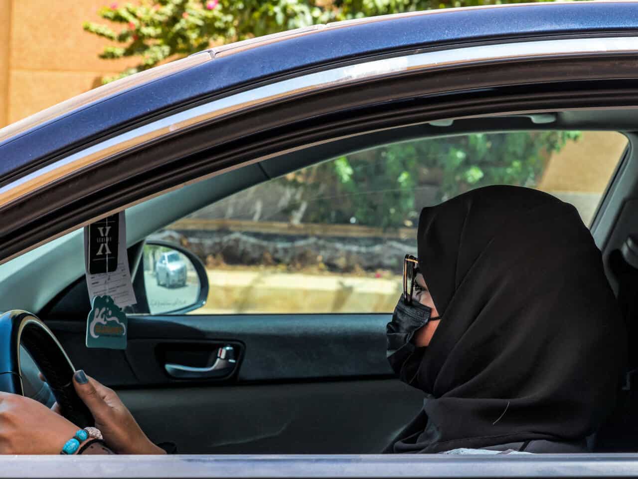 استعلام عن رسوم تعليم القيادة للنساء