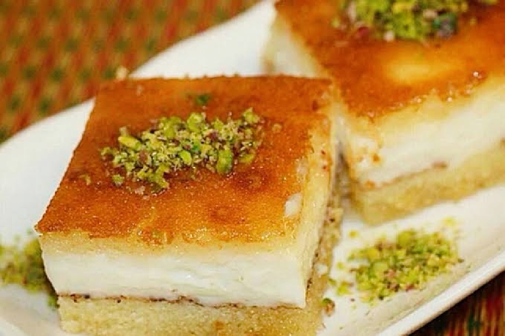 بسبوسة محشية قشطة مرملة بالعسل