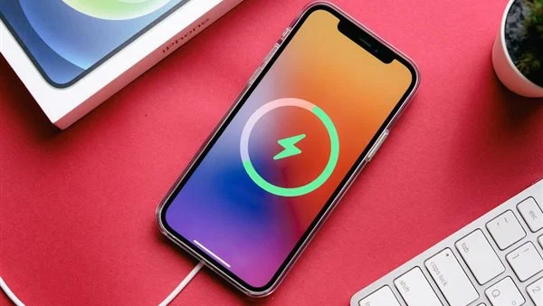 بتشحنه غلط.. 3 خرافات شائعة حول بطارية آيفون لا تصدقها