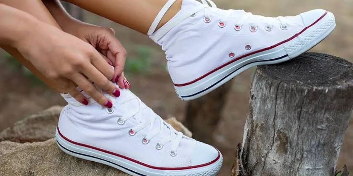 تنظيف الكوتشي الأبيض في المنزل بوصفة قوية وفعالة ليعود كالجديد