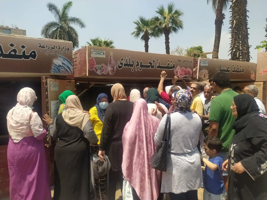 توفير السلع الغذائية الأساسية في جميع المنافذ وبكميات كبيرة