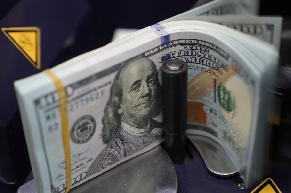 عاجل.. مليارات الدولارات تتدفق إلى خزائن الحكومة "مفاجأة بالسعر الرسمي للدولار أمام الجنيه الآن"
