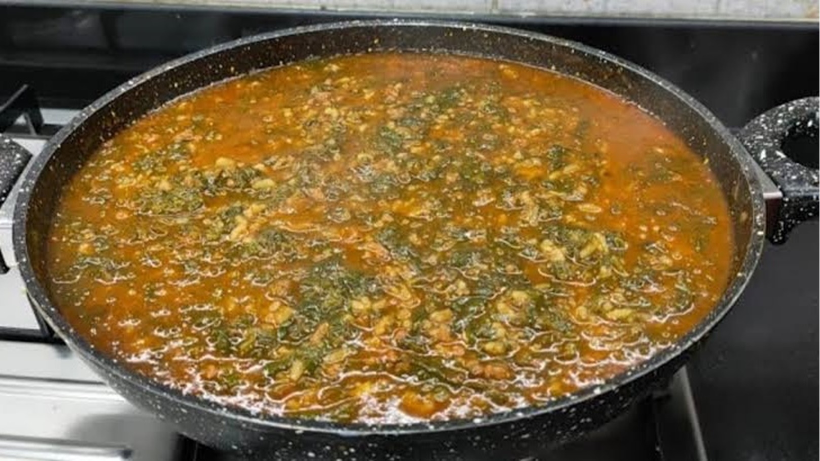 طريقة عمل السبانخ بالبصل والصوص الأحمر