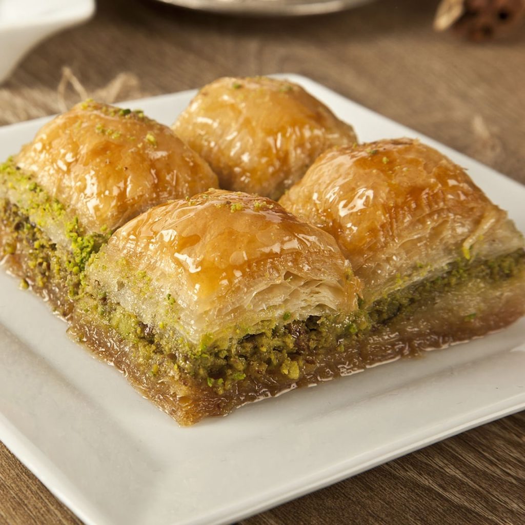 طريقة عمل عجينة البقلاوة خطوة بخطوة وطريقة حشوها باللوز أو