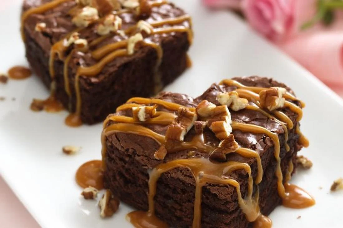 طريقة عمل كيكة البراونيز بصوص التوفي بمكونات سهلة