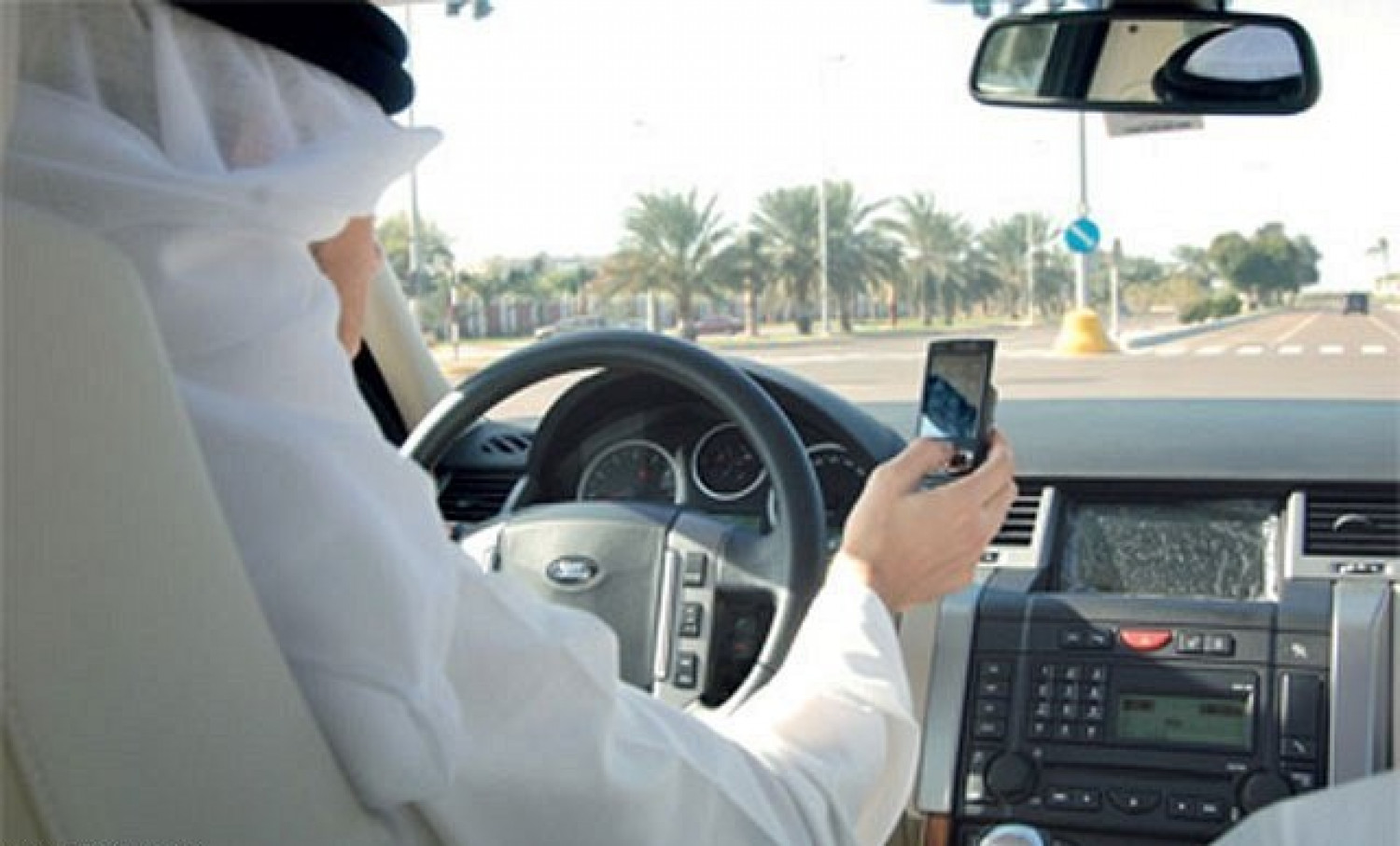 "المرور".. 5 أخطار تترتب على استخدام الهاتف المحمول أثناء قيادة السيارات
