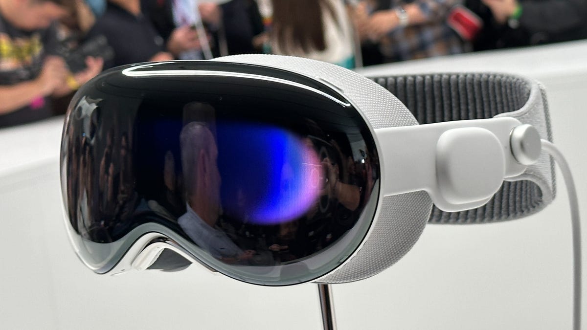 أسطورة أبل.. نظارة Apple Vision Pro تحفة فنية في عالم التكنولوجيا