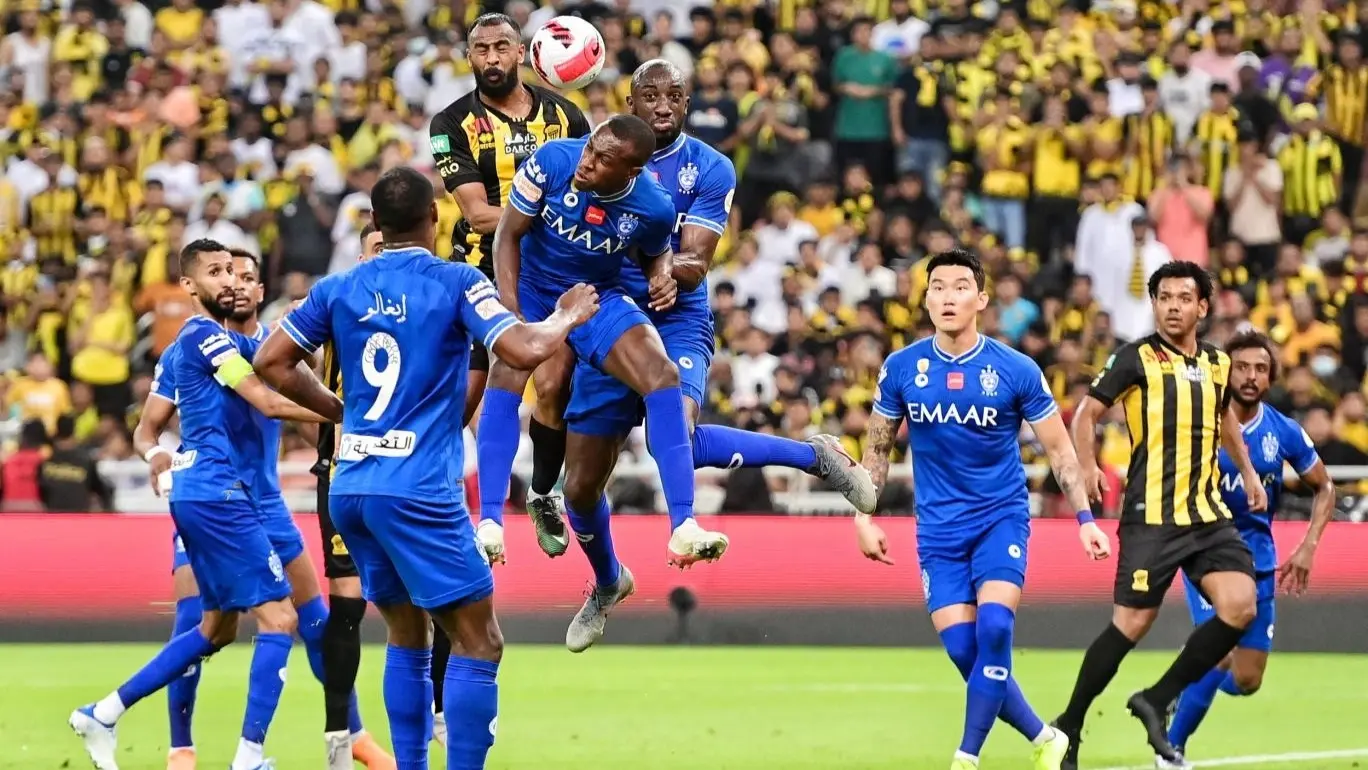 الاتحاد يوجه ضربة قوية للهلال قبل الكلاسيكو.. "الزعيم في أزمة وغضب جماهيري عارم"