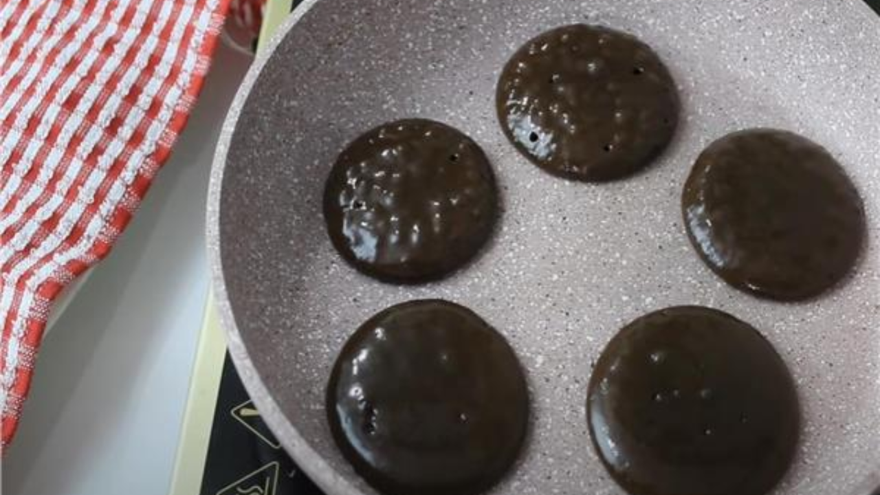 فطائر الشوكولاتة في الطاسة