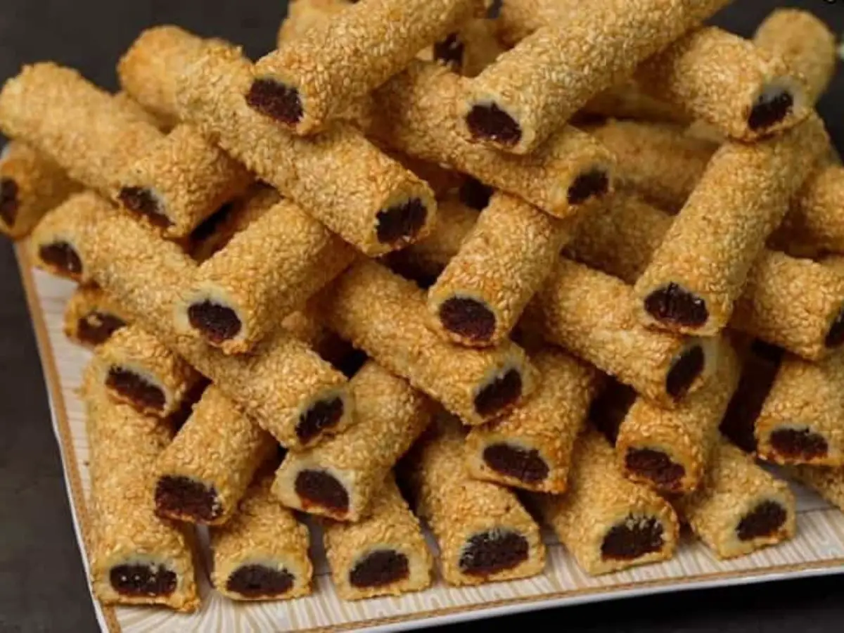 اصابع التمر بالسمسم