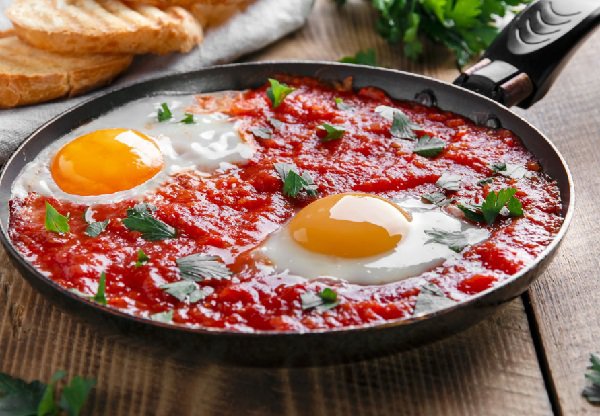 طريقة عمل طاسة البيض بالطماطم على الطريقة التركية