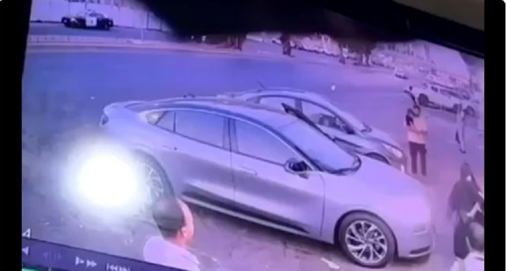 تحرك سريع من مواطن يُنقذ طفلة من الخطر بعد ترك والدتها السيارة قيد التشغيل في تبوك