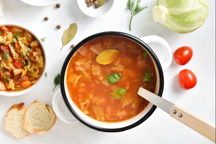 طريقة عمل شوربة الكرنب وأهم فوائد الكرنب في إنقاص الوزن