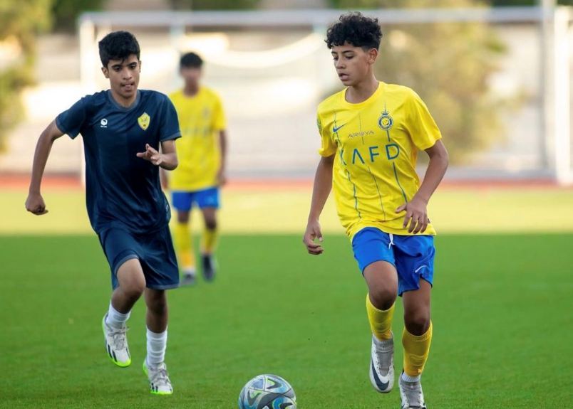 نجل كريستيانو رونالدو يخطف الأنظار يفاجئ جماهير النصر بسيارة متواضعة