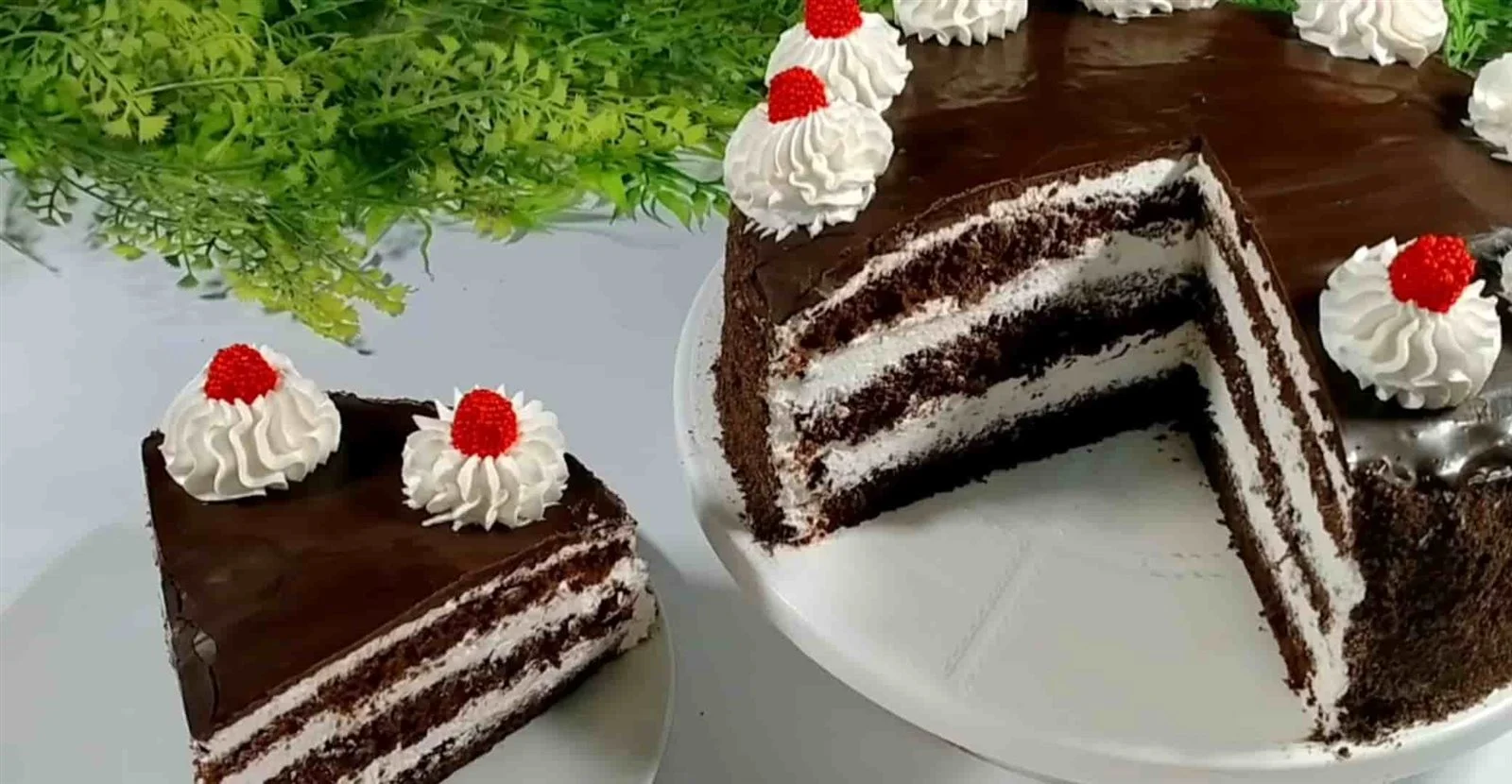 طريقة عمل تورتة الشيكولاتة بالكريمة
