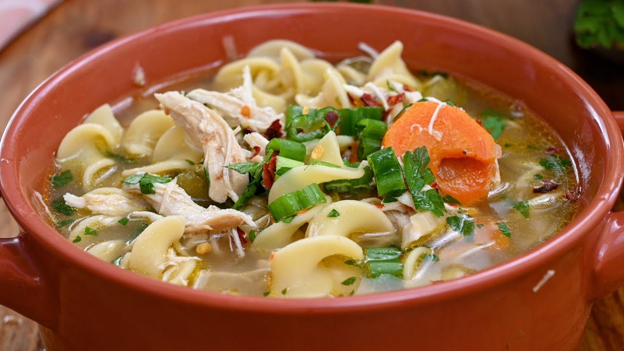 طريقة عمل شوربة الدجاج والنودلز