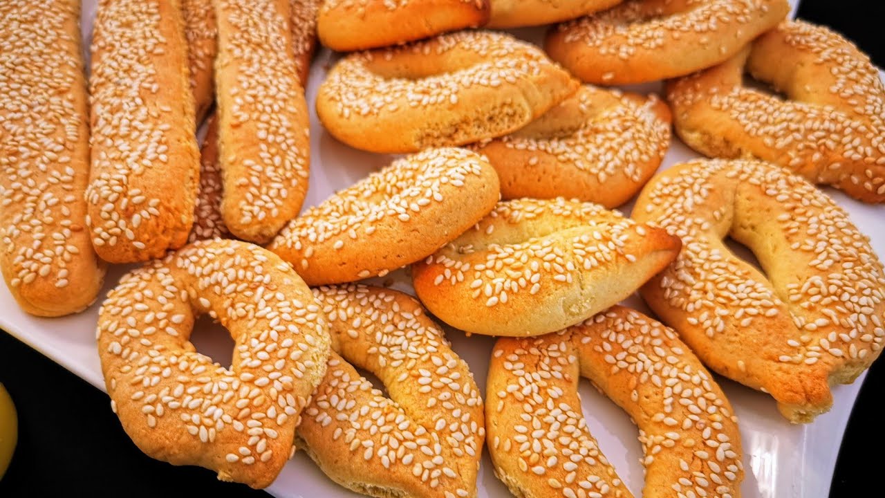 طريقة عمل كعك الشاي المقرمش بالسمسم أحلى مخبوزات نقدمها في العيد