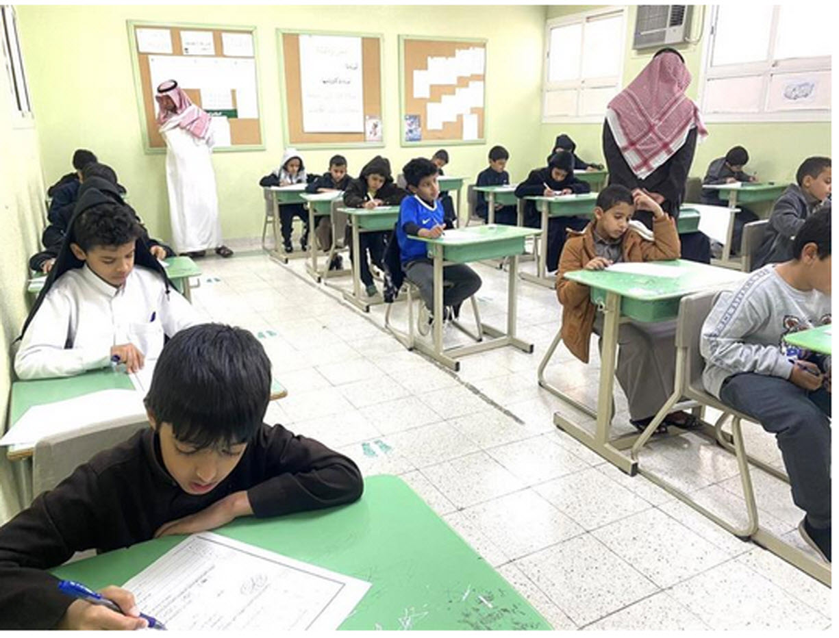 طلاب فى امتحانات السعودية