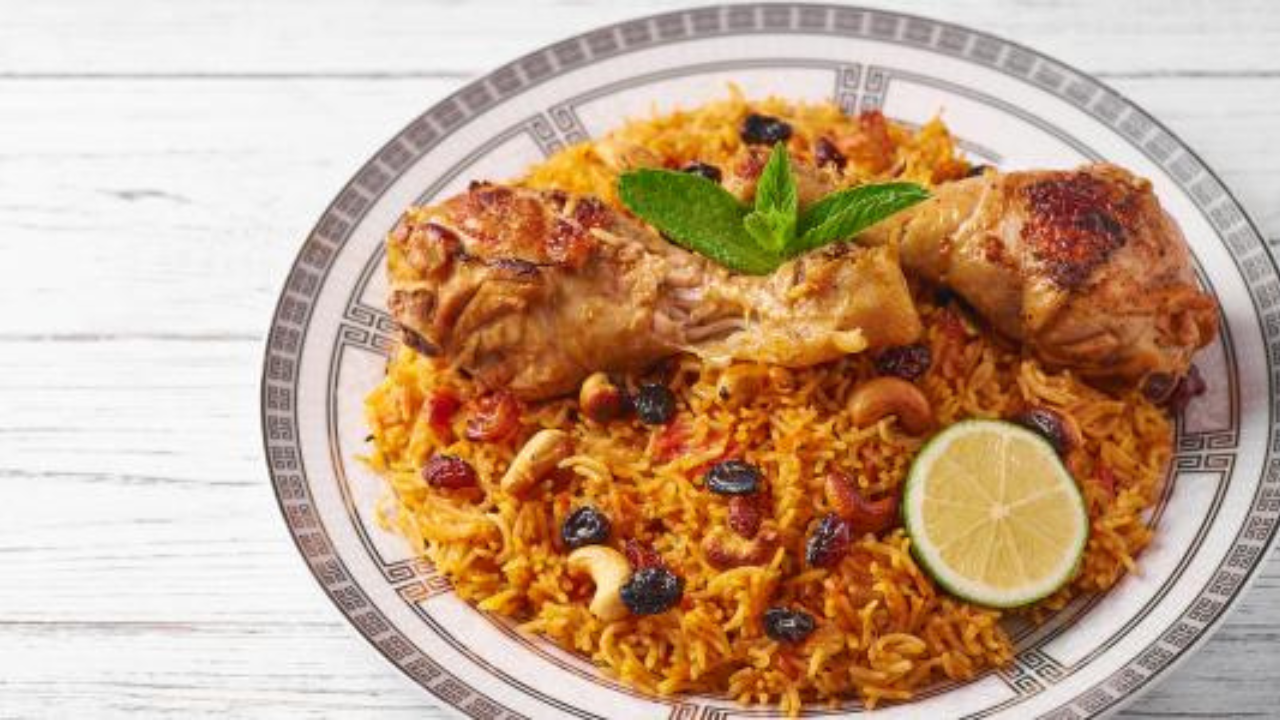 وجبة المطبخ الخليجي الأساسية.. خطوات تحضير الكبسة السعودي بالدجاج
