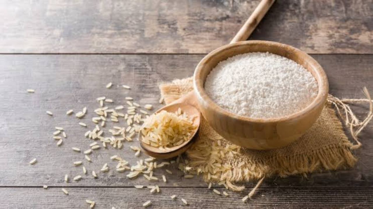 وصفة ماسك دقيق الأرز والعسل لتفتيح اليدين