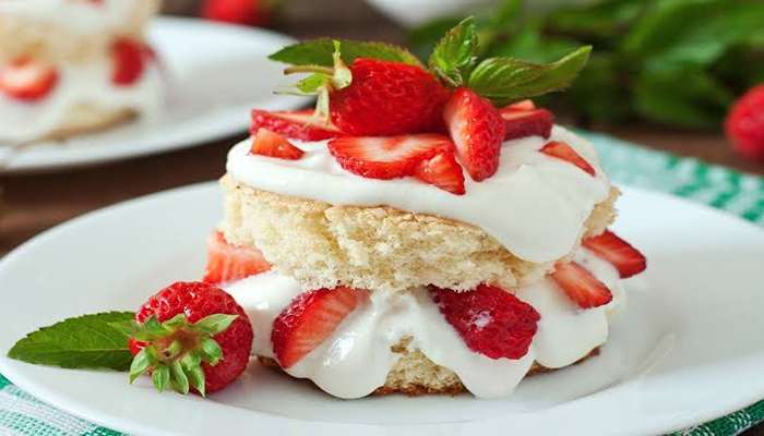 بنص كوب دقيق فقط اعملي كيك الزبادي بنكهة الفراولة في البيت