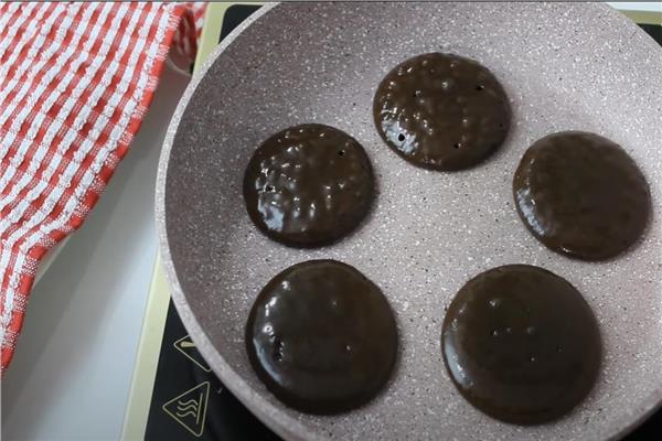 فطائر الكب كيك بالشوكولاتة في الطاسة