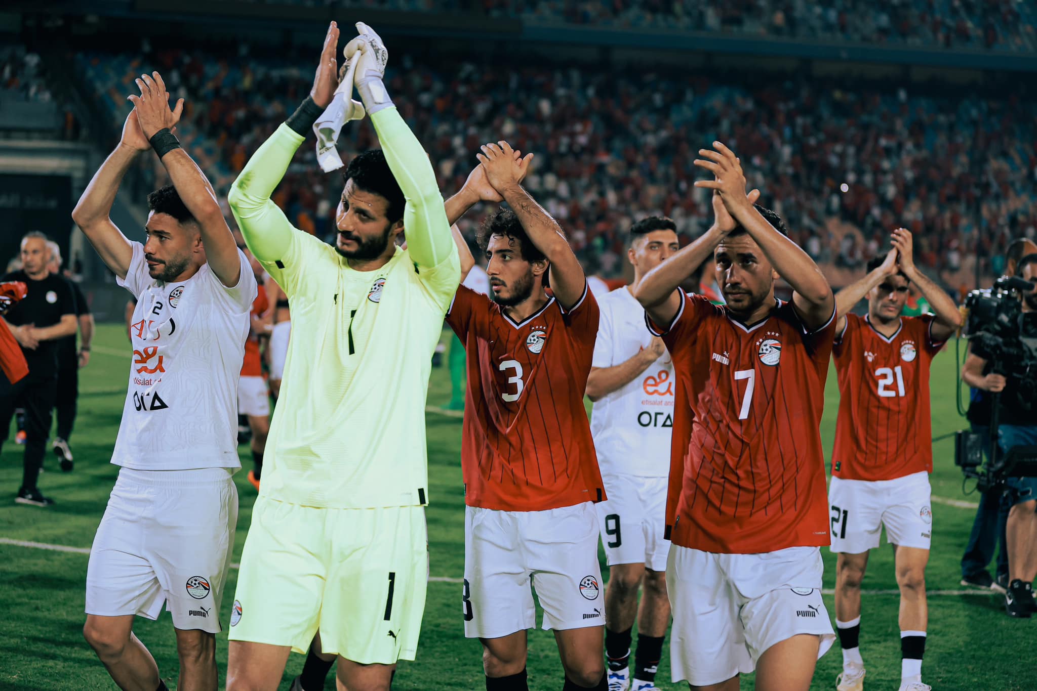3 قنوات مجانية تنقل مباراة مصر وغينيا بيساو