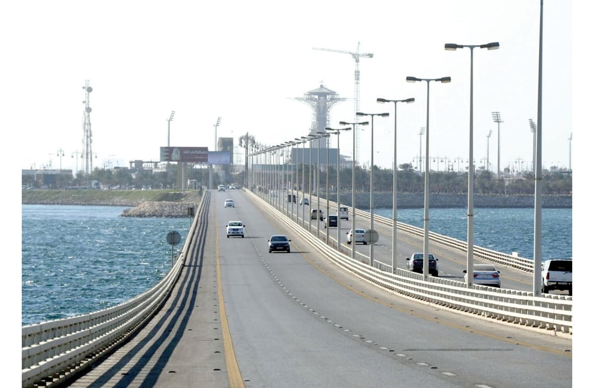فتح جميع المسارات على جسر الملك فهد لمواجهة اكتظاظ السيارات