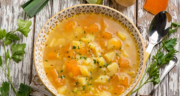 بطعم لا يقاوم طريقة عمل شوربة الكرفس والجزر التركية