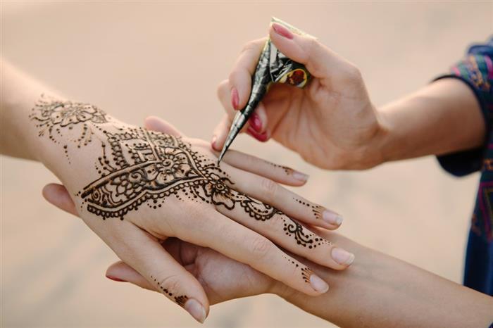 طريقة رسم الحنة في البيت