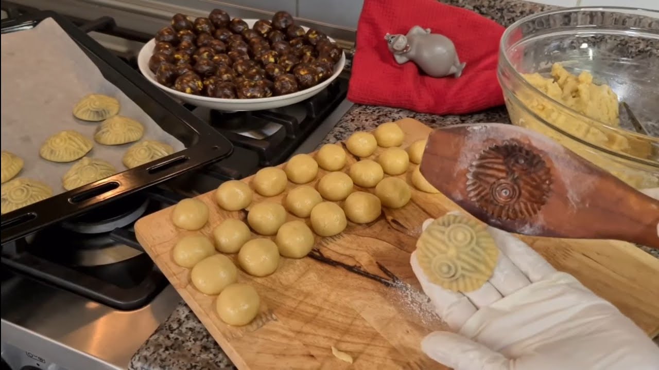 طريقة عمل معمول العيد بحشوة الفسدق والتمر اللذيذة أحلى من محلات الحلواني بكتير