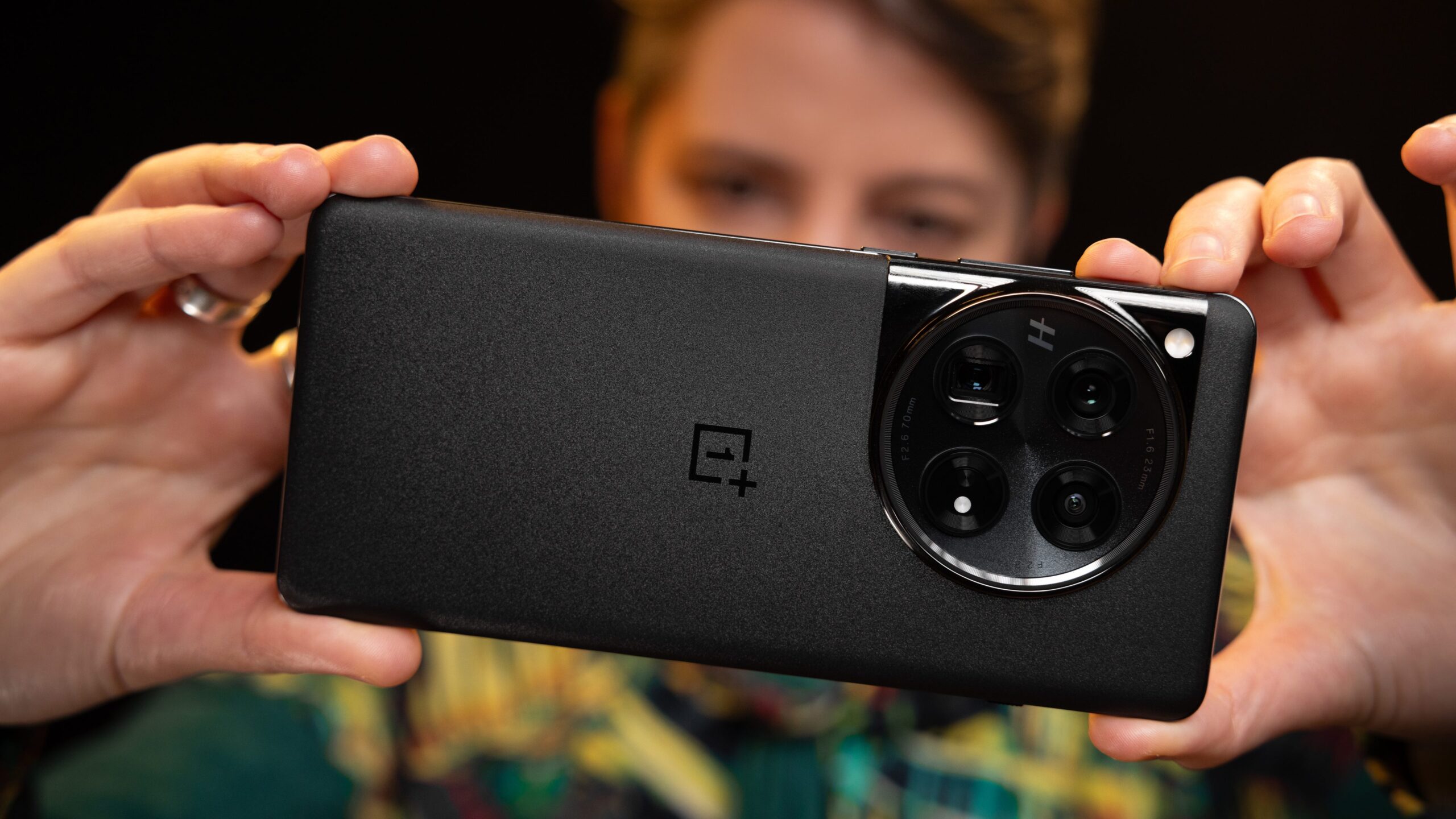 ملك التصوير.. مواصفات هاتف وان بلس المدهش OnePlus 12 بتصميم أنيق وسعر مثالي