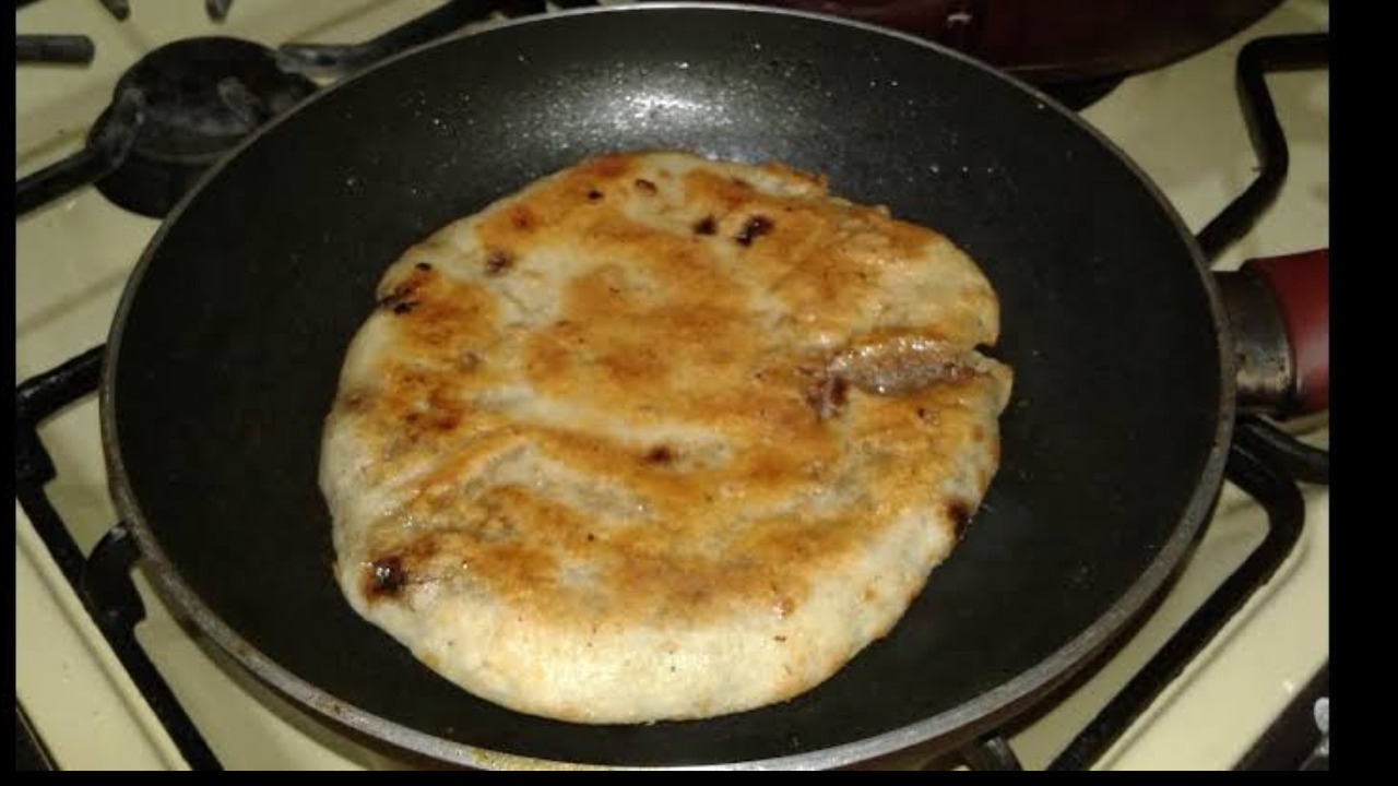 بخطوات سلسة.. كيفية عمل حواوشي الطاسة في المنزل بأقل التكاليف