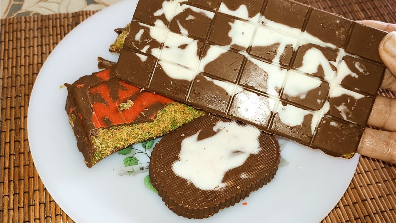 شكولاتة المحشية بصوص البيستاشيو